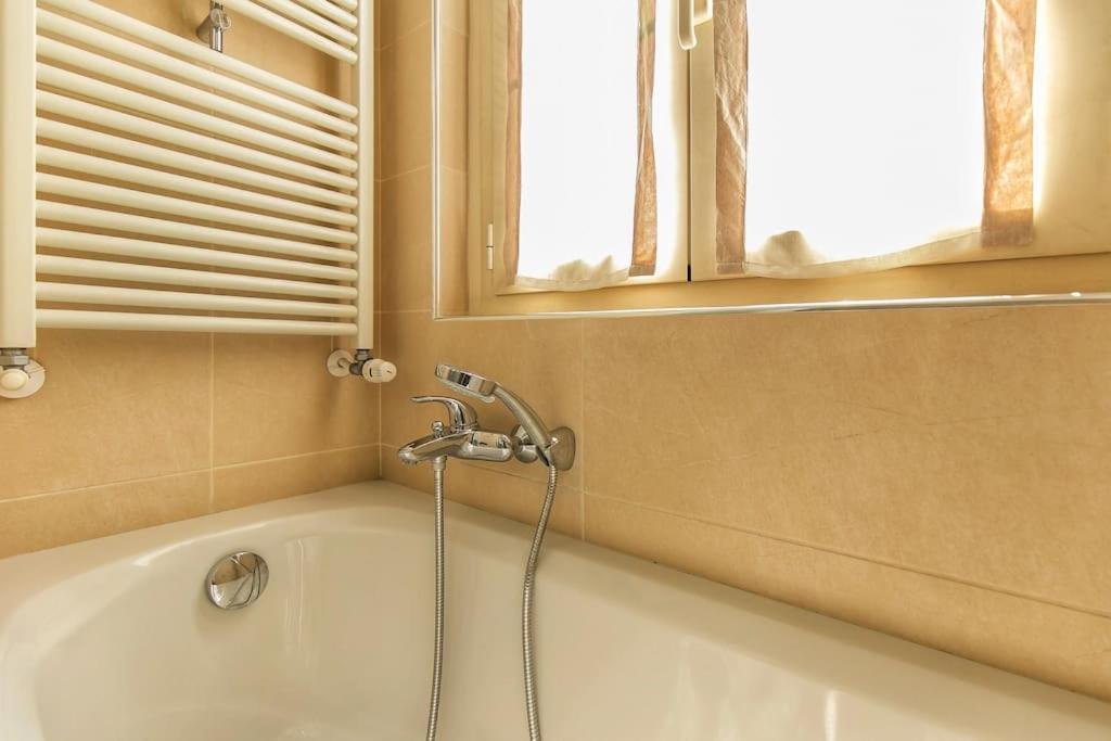 Exclusive & Strategic 2-bedroom Apartment, 50m From M4 Appartement Milan