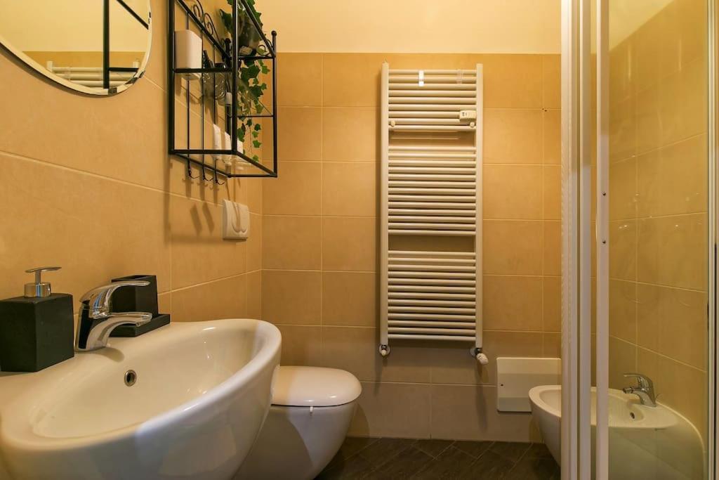 Exclusive & Strategic 2-bedroom Apartment, 50m From M4 Appartement Milan